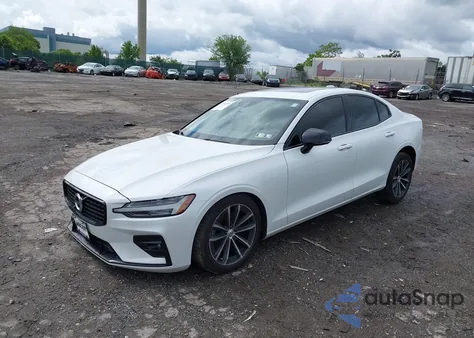 2021 Volvo S60 T5 Momentum z USA, uszkodzony, nr VIN 7JR102TZ4MG117993